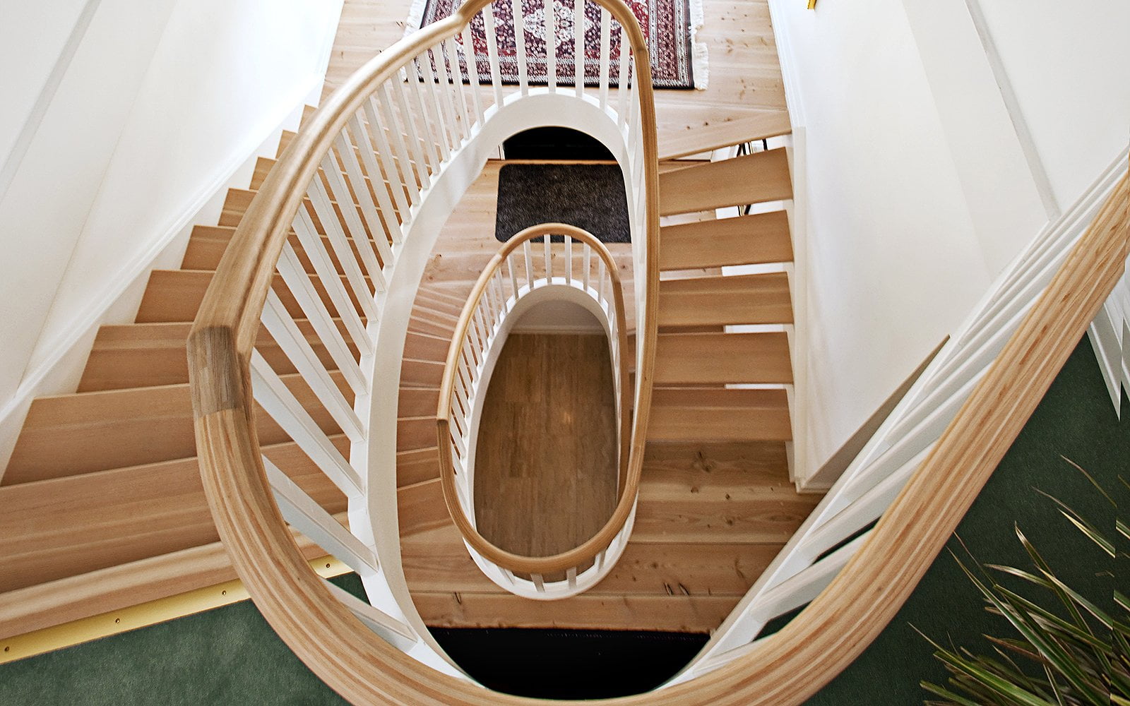 Bend-glued classic staircase in Douglas fir
