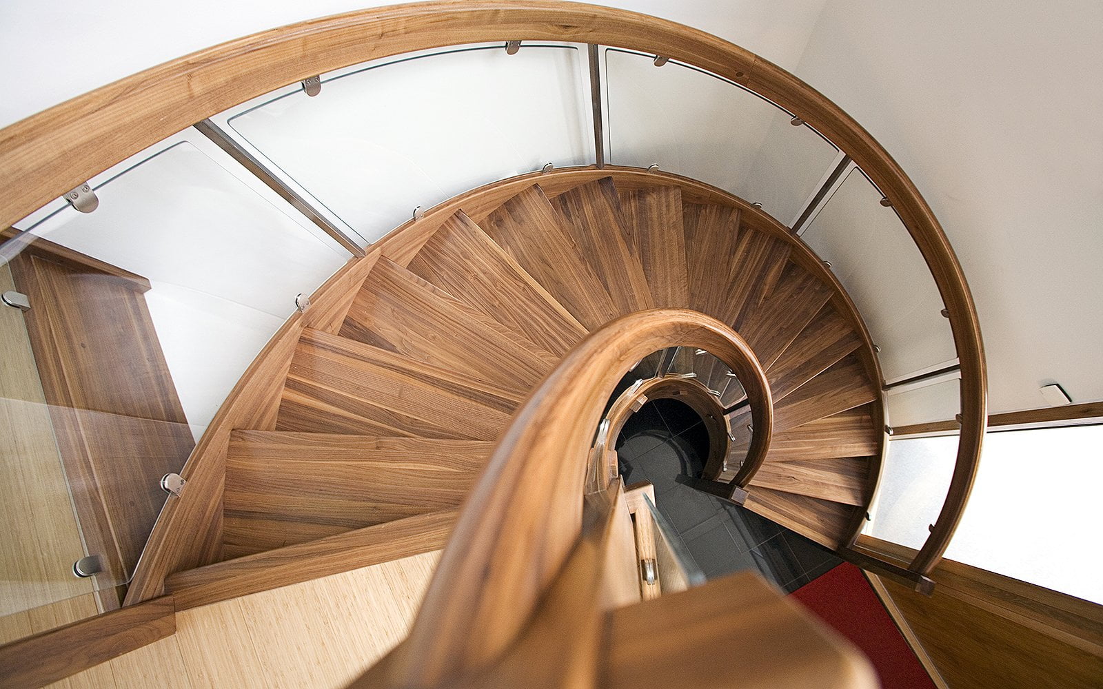Bend-glued staircase in walnut