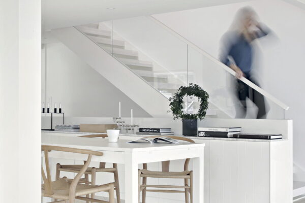 Person går i trappa. Vikten av besiktning och efterkontroll av trappa