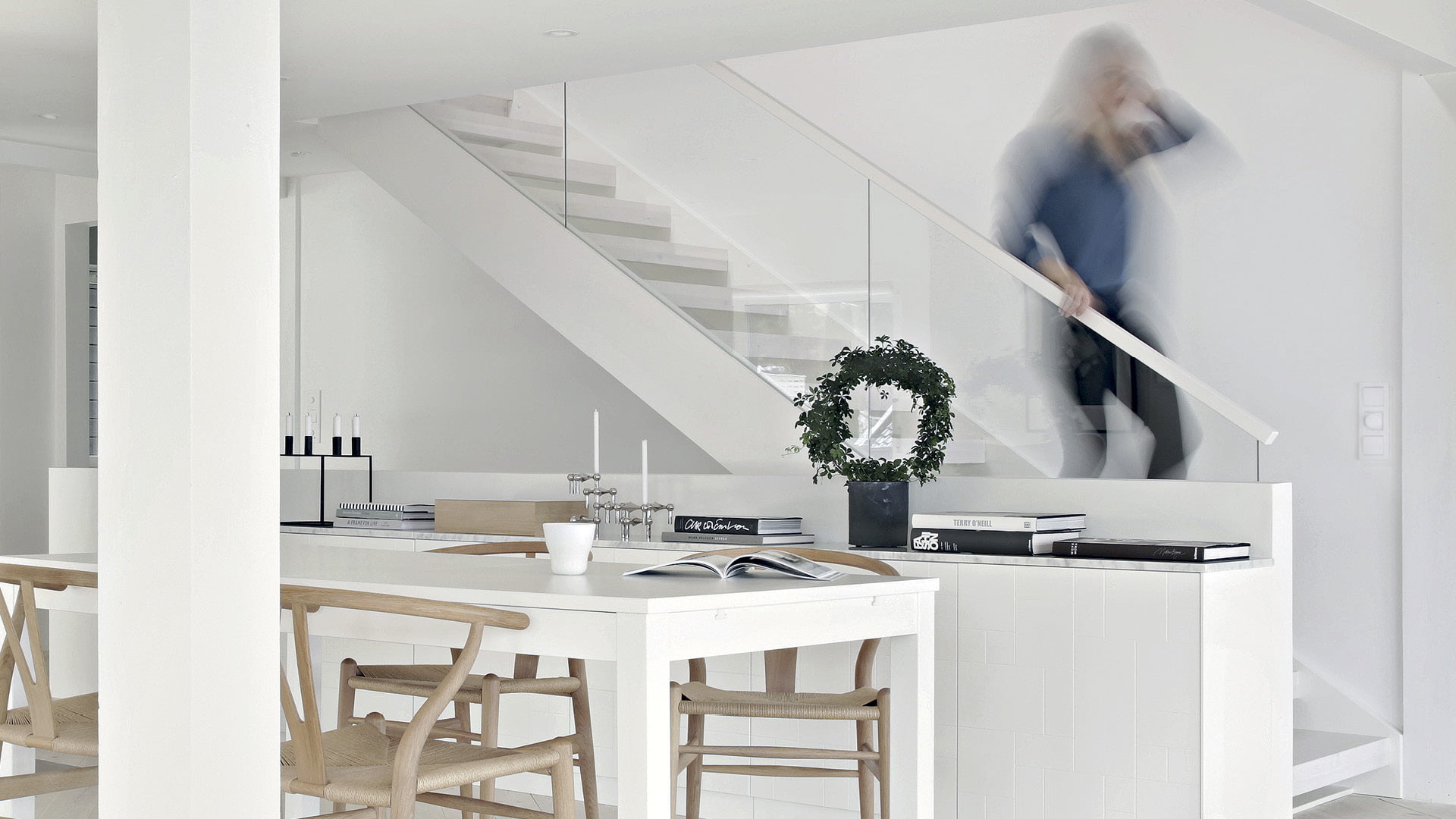 Person går i trappa. Vikten av besiktning och efterkontroll av trappa